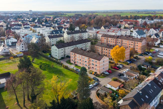 Ruhige, gewachsene Wohnlage mit hervorragender Vermietbarkeit. Kurze Wege zu Einkauf, ÖPNV und Alltag.