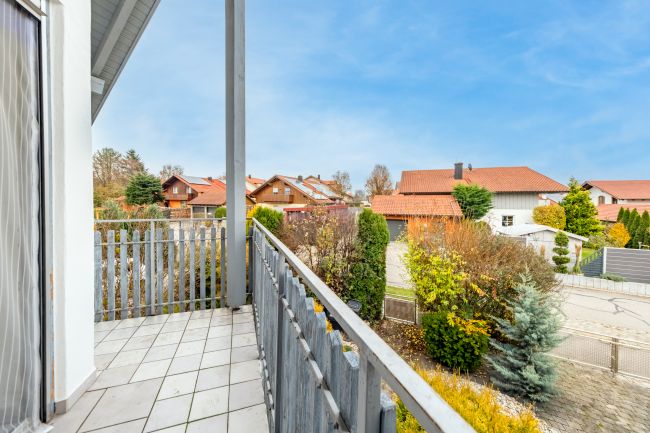 Zugang zu zwei Balkonen – mit Blick ins Grüne und die ruhige Nachbarschaft.