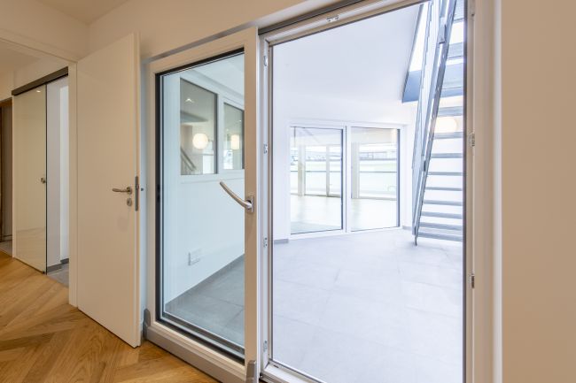 Teilüberdachtes Atrium 