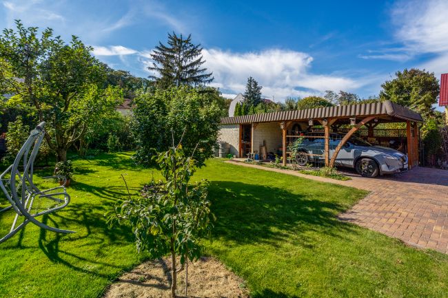 Blick auf Carport